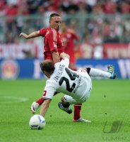 Fussball 1. Bundesliga, Saison 2011/2012:  Franck Ribery (li, FC Bayern Muenchen) gegen Tony Jantschke (re, Borussia Moenchengladbach)