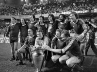 Fussball Europacupfinale 1975 Bayern-Leeds: Mannschaftsbild FC Bayern mit Pokal.