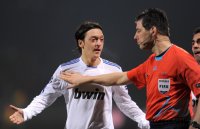 Fussball CHL  Saison 2010/2011: Mesut Oezil (li, Real Madrid) mit Schiri Wolfgang Stark