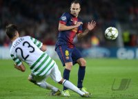 FUSSBALL INTERNATIONAL CHL 12/13:  Mikael Lustig (li, Celtic) gegen Andres Iniesta (Barca)