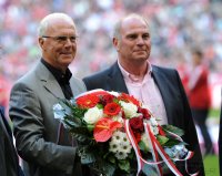 Fussball 1. Bundesliga Saison 2010/2011: Franz Beckenbauer zum 65 Geburtstag mit Praesident Uli Hoeness  (FC Bayern Muenchen)