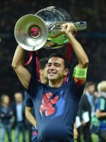 Fussball Champions League Finale 2015: Xavi Hernandez (Barca) mit CHL Pokal