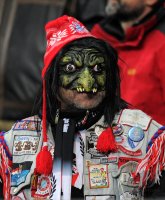 Fussball CHL  Saison 2011/2012:  FCB Fan mit einer Halloween Maske