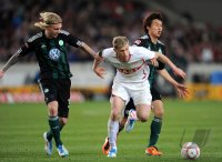 Fussball 1. Bundesliga : Simon Kjaer (li, VfL Wolfsburg) gegen  Pavel Pogrebnyak (Mitte, VfB Stuttgart) gegen Koo Ja Cheol (re, VfL Wolfsburg)