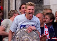 Fussball: Stefan Effenberg jubelt mit der Meisterschale
