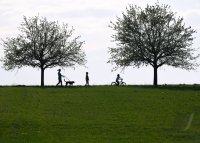 Rottenburg (Kreis Tuebingen) Schmuckbild / Wetterbild: Familie beim Spaziergang in der Abendsonne