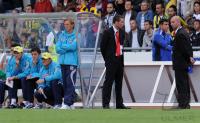 Fussball International Fenerbahce Trainer Daum mit Bodyguards