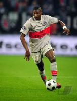 FUSSBALL UEFA CUP: Paris, MULUMBU Einzelaktion