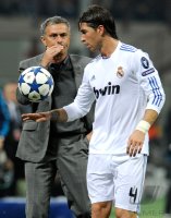 Fussball Champions League  Saison 2010/2011: Trainer Jose Mourinho mit SERGIO RAMOS (Real Madrid)