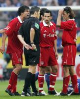 Fussball 1. Bundesliga: Schalke - Bayern, Proteste nach Roter Karte