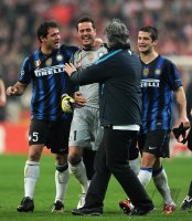 Fussball CHL  Saison 2010/2011: JUBEL mit Dejan Stankovic, Torwart Julio Cesar, Cristian Chivu (v.li., Inter Mailand)