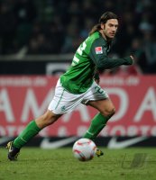 Fussball: 1. Bundesliga Saison 2010/2011, Bremen, FRINGS Einzelaktion