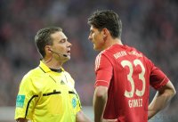 Fussball 1. Bundesliga, Saison 2011/2012:  Schiedsrichter Guido Winkmann mit Mario Gomez (re, FC Bayern Muenchen)