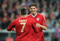 Fussball CHL  Saison 2011/2012:  JUBEL nach dem Tor Franck Ribery (li,) mit Mario Gomez (FC Bayern Muenchen)