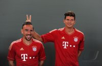 Fussball 1. Bundesliga 2010/2011:  Franck Ribery (li) und Mario Gomez (FC Bayern Muenchen)