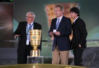 Fussball: DFB Pokal Finale:  (v. li.) Dr. Theo Zwanziger, Bundespraesident Christian Wulff und Trainer Joachim LOEW (Deutschland)