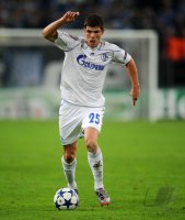 Fussball: Champions League, Saison 2010/2011: Schalke - Lissabon, HUNTELAAR am Ball