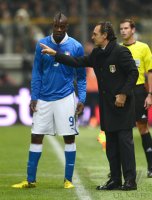 Fussball International:  Mario Balotelli und Trainer Cesare Prandelli (v. li., Italien)
