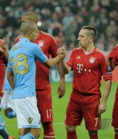 Fussball CHL  Saison 2011/2012:  Franck Ribery (FC Bayern Muenchen) und Goekhan Inler (SSC Neapel)