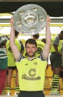 FUSSBALL; BVB Dortmund Kapitn Michael Zorc mit Meisterschale