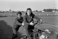 Fussball 1. Bundesliga Saison 1969/1970: Mueller, Beckenbauer auf Traktor