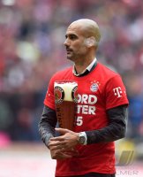 Fussball, 1. Bundesliga  Saison 13/14: Jubel FC Bayern Muenchen mit Schale