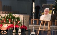 Ein Bild des verstorbenen Papst Benedikt XVI. im Rotternburger Dom St. Martin
