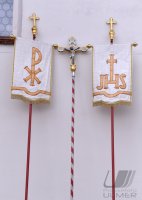 Fahnen und Kreuz an der St. Vitus Kirche in Rottenburg - Frommenhausen (Kreis Tuebingen)