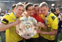 Fussball 1. Bundesliga : Jubel mit Schale Lukasz Piszczek, Nuri Sahin, Marco Stiepermann , Sven Bender (v. li., Borussia Dortmund)
