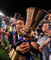 FUSSBALL SERIE A:  JUBEL mit POKAL Yuto Nagatomo (Inter Mailand)