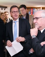 Bischof Dr. Gebhard Fuerst segnet die Buchhandlung Wekenmann