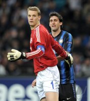 FUSSBALL CHL  Saison 10/11:  Torwart Manuel Neuer (FC Schalke 04) gegen Javier Zanetti (re, Inter Mailand)