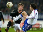 Fussball: Deutschland - Frankreich, Zweikampf