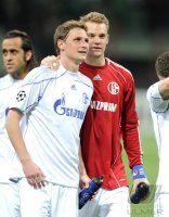 FUSSBALL CHL  Saison 10/11:  Benedikt Hoewedes, Torwart Manuel Neuer (v. li., FC Schalke 04)
