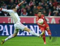 Fussball 1. Bundesliga, Saison 2012/2013:  Philipp Wollscheid (li, Bayer 04 Leverkusen) gegen Claudio Pizarro (FC Bayern Muenchen)