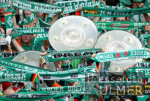 Fussball 1. Bundesliga: Fans vom SV Werder Bremen mit Meisterschale