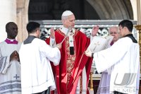 Papst Leo XIV. am Palmsonntag auf dem Petersplatz