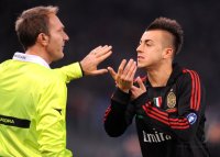 FUSSBALL SERIE A:  Schiedsrichter Antonio Damato mit Stephan El Shaarawy (AC Mailand)