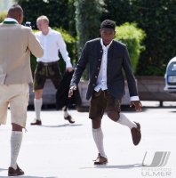 Fussball 1. Bundesliga 15/16: David Alaba (FC Bayern Muenchen) mit Schuhplattler