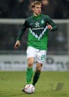 Fussball: 1. Bundesliga Saison 2010/2011, Bremen, MERTESACKER Einzelaktion