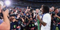 Fussball Europameisterschaft 2016 Finale: JUBEL Renato Sanches (Portugal) mit EM Pokal