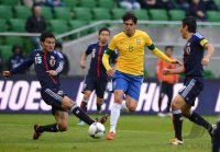 FUSSBALL INTERNATIONAL: Yasuyuki KONNO (li, Japan) gegen Kaka (Brasilien)