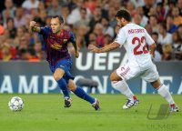 Fussball Champions League  Saison 2011/2012:  Andres Iniesta (li, Barca) gegen Antonio Nocerino (re, AC Mailand)