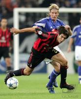 Fussball UCL: Schalke - Mailand, Zweikampf