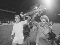 FC Bayern Muenchen Europapokalsieger 1976: JUBEL Karl-Heinz RUMMENIGGE mit Pokal