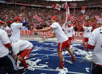 Fussball 1. Bundesliga : Jubel mit Bier Mario Gomez (FCB)