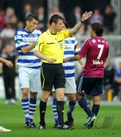 Fussball: DFB Pokal Finale:  Schiri Wolfgang Stark mit Raul (FC Schalke 04)