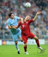 Fussball CHL  Saison 2011/2012:  Gareth Barry (li, Manchester City) gegen Bastian Schweinsteiger (FC Bayern Muenchen)