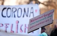 Kundgebung im Tuebinger Anlagenpark: 1200 Menschen demonstrierten gegen die einrichtungsbezogene Impfpflicht