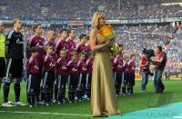 Fussball: DFB Pokal Finale:  Franziska van Almsick mit dem DFB POKAL